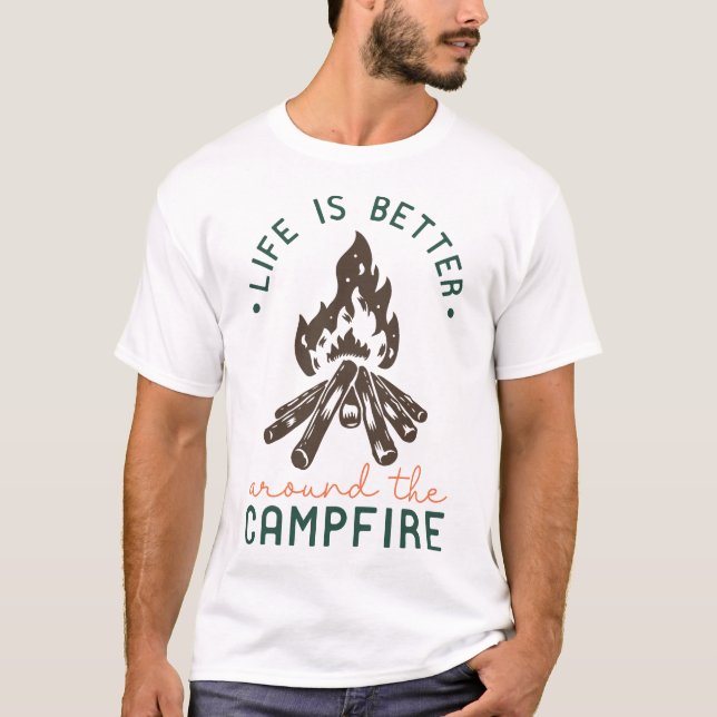 T-shirt La Vie Est Mieux Autour Du Feu De Campagne (Devant)