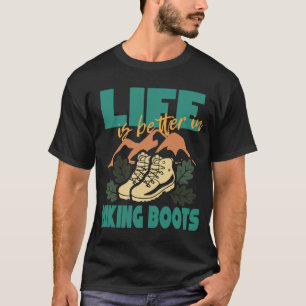 T-shirt La Vie Est Mieux Dans Les Bottes De Randonnée, La 