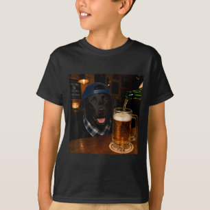 T-shirt Labrador noir buvant de la bière Mème de chien drô