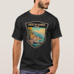 T-shirt Lago di Garda Italia Travel Art Vintage<br><div class="desc">Design vectoriel du lac de Garde. Le lac de Garde,  dans le nord de l'Italie,  est connu pour ses eaux cristallines. A l'extrémité sud,  la ville de Sirmione est dominée par la Rocca Scaligera,  une forteresse avec vue sur le port.</div>