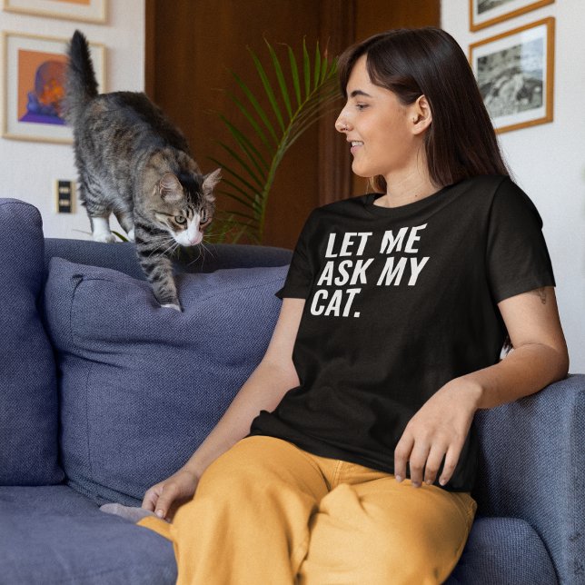 T-shirt Laissez-moi demander à mon chat (Let Me Ask My Cat. shirt on a woman talking to her cat.
)