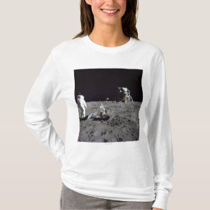 T-shirt L'aldrine regarde de retour la base de tranquilité