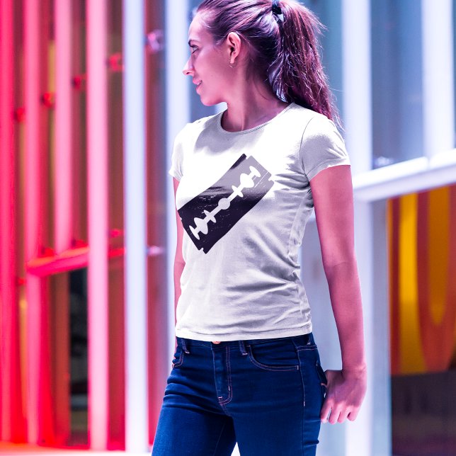 T-shirt Lame nette (women posing on the street in between multi color lighting)