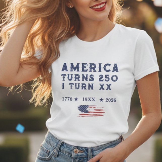 T-shirt L'Amérique a 250 ans, j'ai un âge personnalisé sur (America 250 Years Vintage Floral Flag Women's T-Shirt Since 1776)