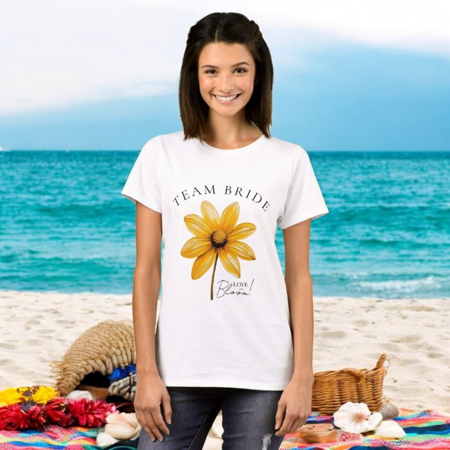 T-shirt L'amour est en fleur une douche nuptiale fleurie m (team bride tshirt with a beautiful yellow flower and typogrpahy saying love in bloom!)