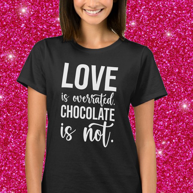 T-shirt L'amour est surfait. Le chocolat ne l'est pas. (Créateur téléchargé)