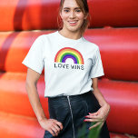 T-shirt L'amour gagne Rainbow Colors LGBTQ Pride Mois<br><div class="desc">Célébrez le Mois de la Fierté et montrez votre soutien à la communauté LGBTQ avec ce design coloré de t-shirt "LOVE WINS" avec un texte moderne en noir et un vibrant spectre arc-en-ciel de ROYGBV voûté.</div>