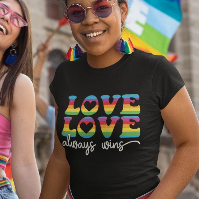 T-shirt L'amour gagne toujours les polices rétro lgbtqia r (Créateur téléchargé)