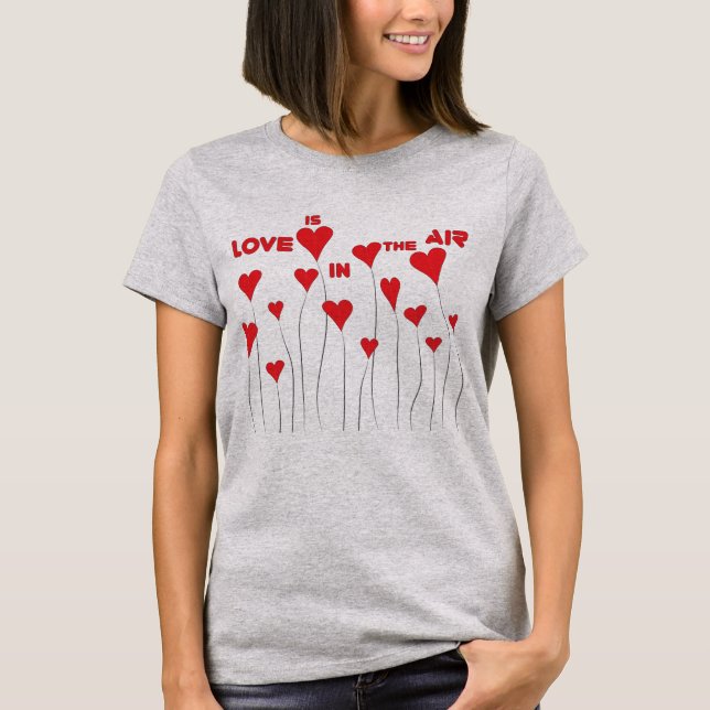 T-shirt L'Amour Whimsical est dans les Coeurs de l'Air (Devant)