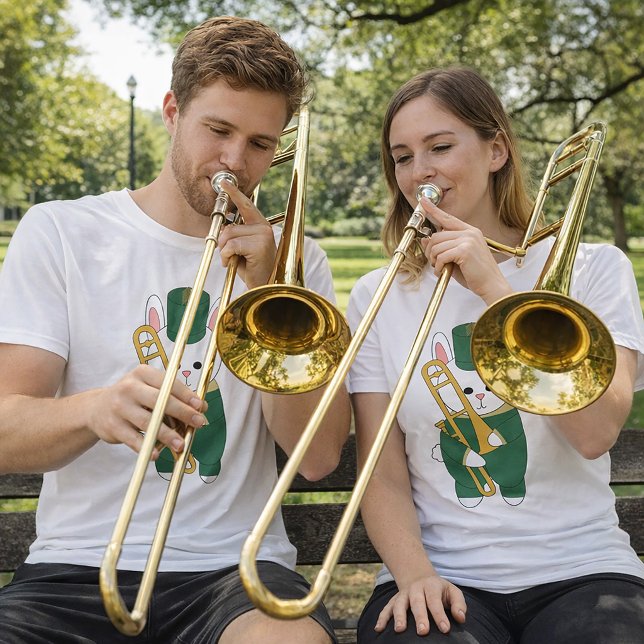 T-shirt Lapin de la fanfare Trombone Vert Or (A shirt with a cute bunny rabbit holding a trombone in a green and gold marching band uniform.)
