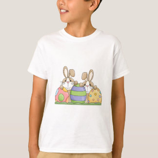 T-shirt lapins de pâques et oeufs