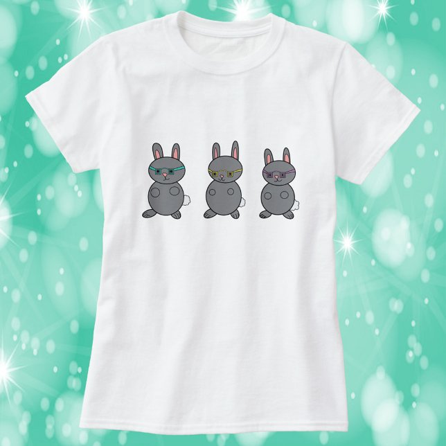 T-shirt Lapins gris portant des lunettes (A shirt with three gray bunny rabbits wearing glasses)