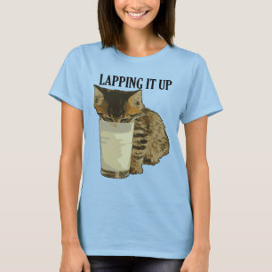T-shirt Lapper Le Cute Tabby À Boire Du Lait D'Un Verre
