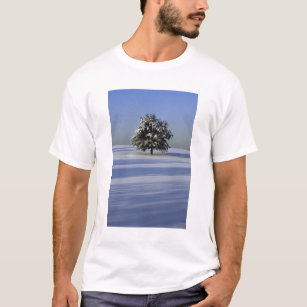 T-shirt L'arbre dans la neige a couvert le paysage