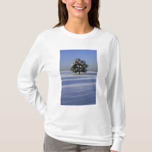 T-shirt L'arbre dans la neige a couvert le paysage