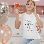 T-shirt L'avenir Mme et votre nom | Cadeau de beauté moder<br><div class="desc">Présentation de "L'Avenir Madame et Votre Nom" Ensemble cadeau de beauté moderne de Zazzle Célébrez l'occasion joyeuse de l'avenir Madame avec un ensemble cadeau de beauté moderne de Zazzle qui combine luxe, personnalisation et style. Ce jeu de cadeaux exclusif est conçu pour lui faire sentir vraiment spécial alors qu'elle embarque...</div>