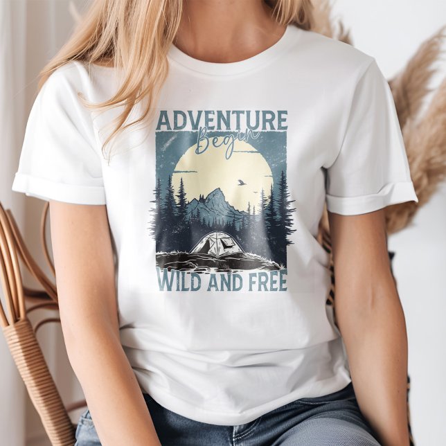 T-shirt "L'aventure commence" Paysage de la Pleine lune de ("Adventure Begin" Mountain Full Moon Landscape T-Shirt on a young woman.)