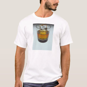 T-shirt Le beau verre a rempli de glaçon écossais et