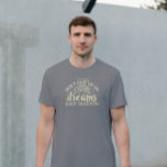 T-shirt Le beige n'abandonne pas tes rêves et continue à d<br><div class="desc">N'abandonnez pas vos rêves,  dormez,  typographie beige,  amusez-vous à prendre une citation motivante. Le design est pour les vêtements sombres.</div>