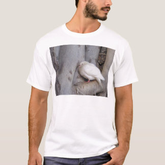 T-shirt Le blanc potelé a plongé dans l'arbre