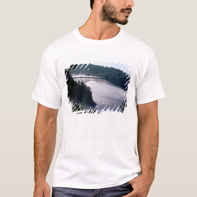 T-shirt Le brouillard dérive sous le pont Deception Pass à (Devant)