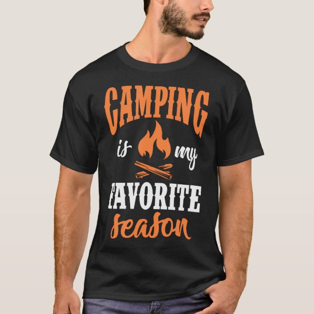 T-shirt Le Camping Est Ma Saison Préférée Camper Feu De Ca (Devant)