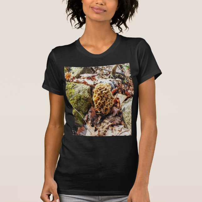 T-shirt Le champignon Morel dans la nature (Devant)