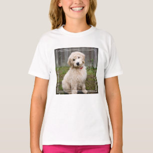 T-shirt Le Chiot De Goldendoodle S'Assis Dans L'Herbe