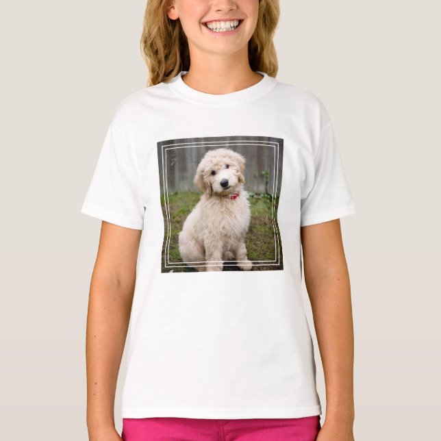 T-shirt Le Chiot De Goldendoodle S'Assis Dans L'Herbe (Devant)