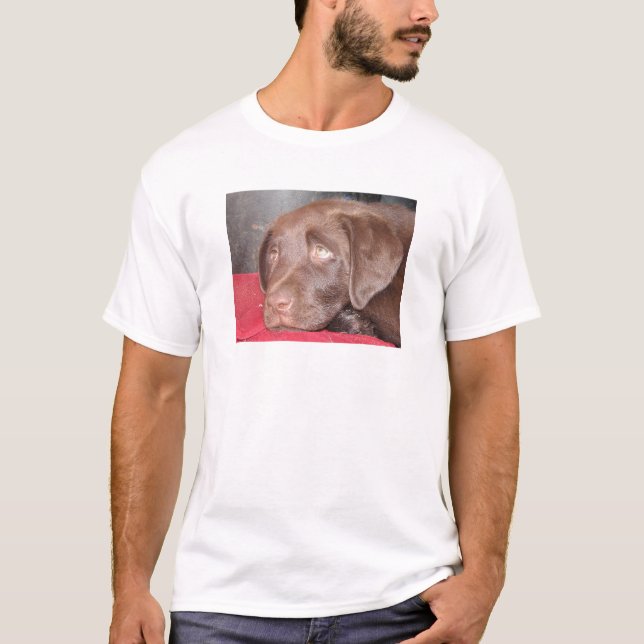 T-shirt Le chiot de Labrador de chocolat considère (Devant)