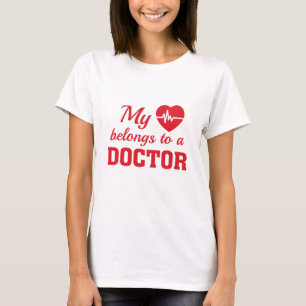 T-shirt Le coeur appartient au docteur