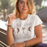 T-shirt Le Costa Rica ne se dépêche pas d'être heureux sou<br><div class="desc">Embrassez le style de vie "Pura Vida" avec notre T-shirt souvenir du Costa Rica Ne vous dépêchez pas ! Doté de la phrase ludique mais profonde "Ne vous dépêchez pas d'être heureux" au milieu de motifs tropicaux vibrants,  ce tee capture l'essence de l'atmosphère décontractée du Costa Rica.</div>