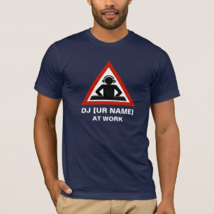 T-shirt Le DJ au travail customisent votre nom