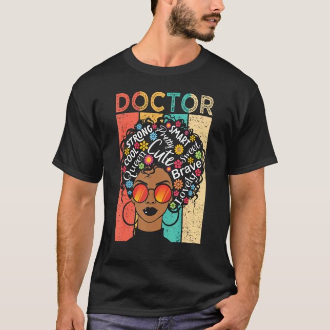 T-shirt Le Docteur Black Woman a un style coiffeur noir (Devant)