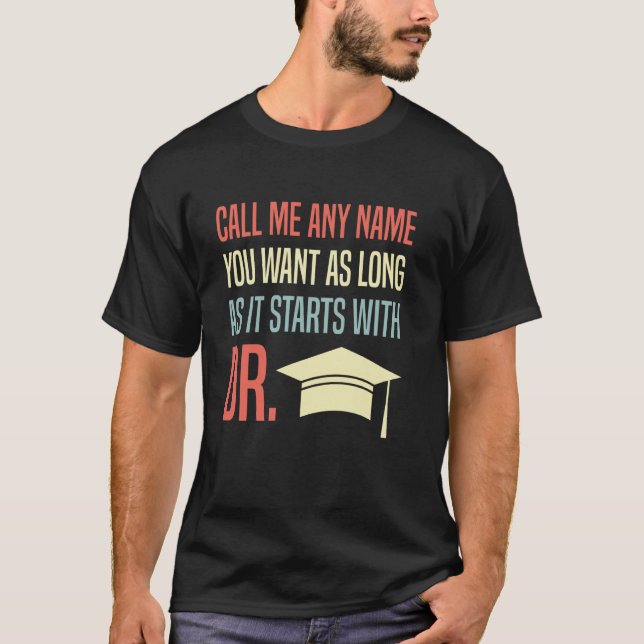 T-shirt LE Docteur M'APPELLE N'IMPORTE QUEL NOM COMMENCE A (Devant)
