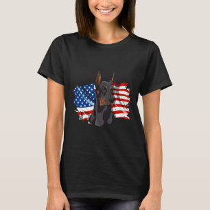 T-shirt Le Drapeau Américain Avec Un Fier Doberman Patriot