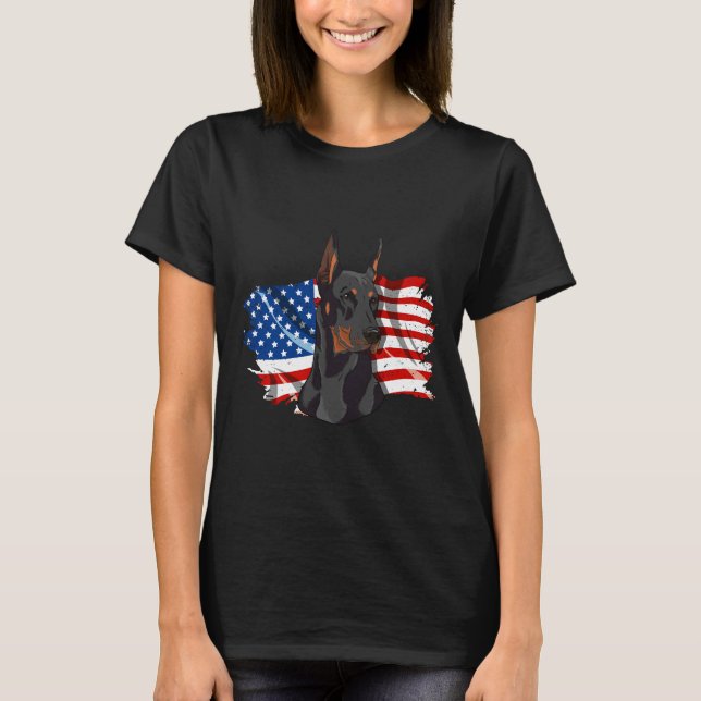 T-shirt Le Drapeau Américain Avec Un Fier Doberman Patriot (Devant)