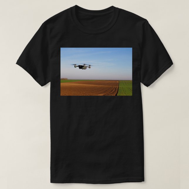 T-shirt Le drone survole le champ labouré 1 (Design devant)