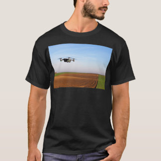 T-shirt Le drone survole le champ labouré 1