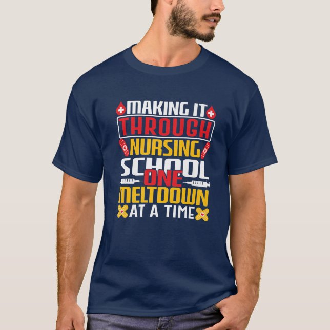 T-shirt Le Faire À Travers L'École De Soins Infirmières Un (Devant)