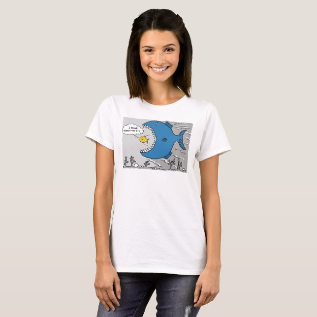 T-shirt Le gros poisson sur le point de manger un poisson  (Devant entier)