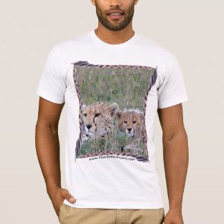 T-shirt Le guépard et le CUB dans l'herbe avec le guépard