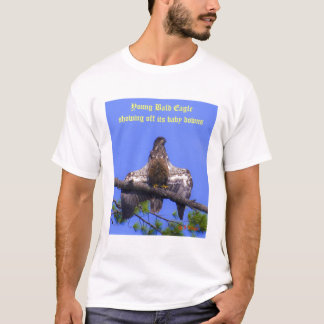 T-shirt Le jeune instantané d'Eagle chauve montrant le