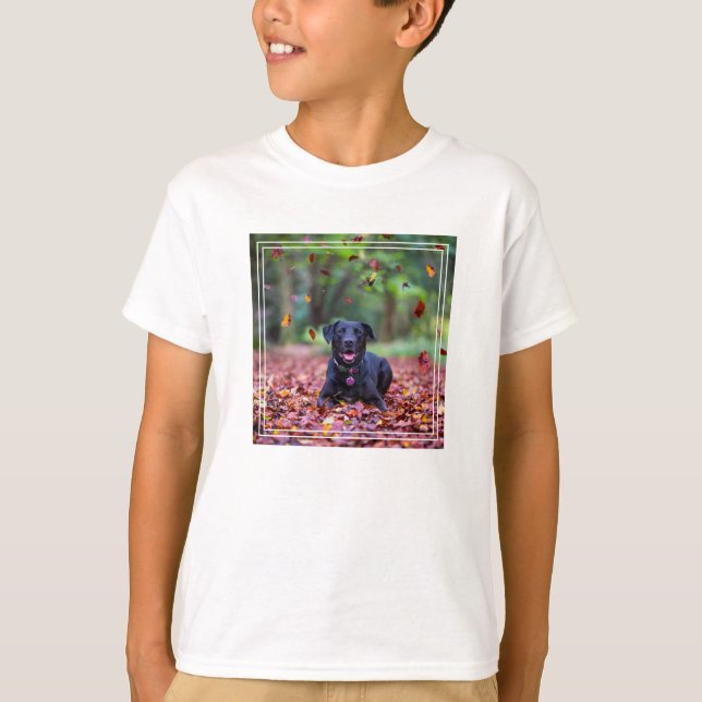 T-shirt Le Labrador Noir Dans Les Feuilles D'Automne (Devant)