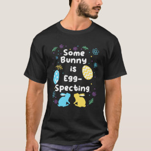 T-shirt Le lapin de Pâques est l'oeuf Spirant le lapin de