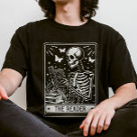 T-shirt Le lecteur Skeleton Lecture Bolover Halloween<br><div class="desc">Déposez votre ver de livres intérieur avec ce tee-shirt de lecture style carte Tarot ! Parfait pour les fêtes d'Halloween,  les clubs de lecture,  ou comme un cadeau insolite pour le lecteur dans votre vie!</div>