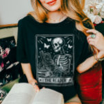T-shirt Le lecteur Skeleton Lecture Bolover Halloween<br><div class="desc">Déposez votre ver de livres intérieur avec ce tee-shirt de lecture style carte Tarot ! Parfait pour les fêtes d'Halloween,  les clubs de lecture,  ou comme un cadeau insolite pour le lecteur dans votre vie!</div>