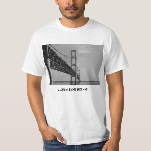 T-shirt Le long des niveaux de gris du pont Mackinac (Devant)