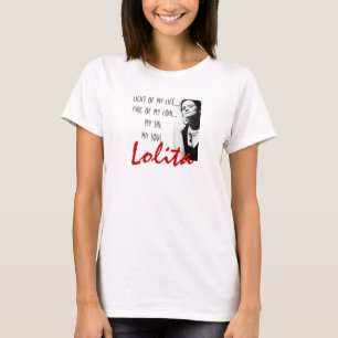 T-shirt le long lookin de vert cultivent vers le bas,