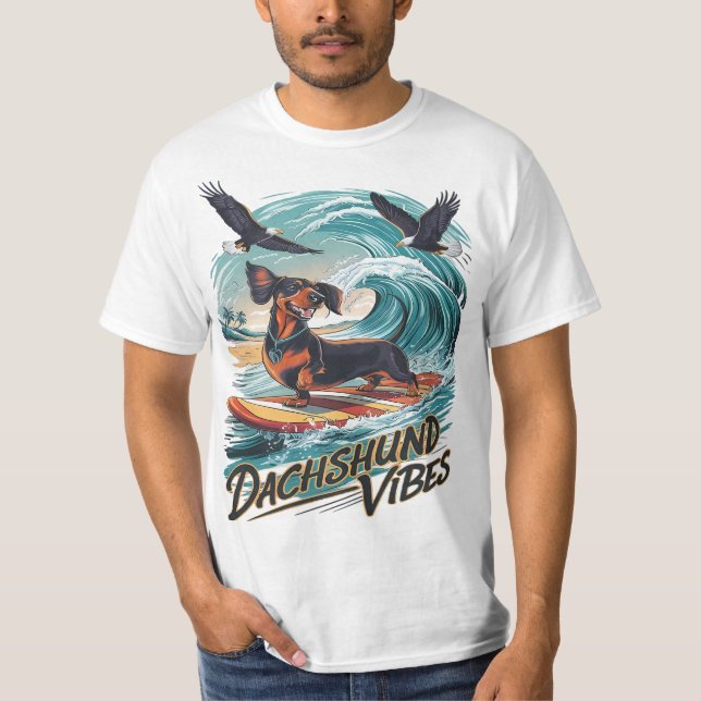 T-shirt Le majestueux Dachshund Dog Catching a Wave Surfin (Devant)